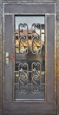 Коричневая наружная дверь порошок со стеклом и ковкой ДСК-160 в Ступино